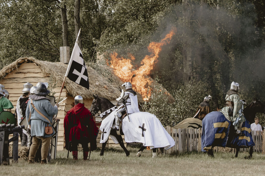 Ritter auf Pferden in Rüstungen bei der Nachstellung der Schlacht bei Grunwald