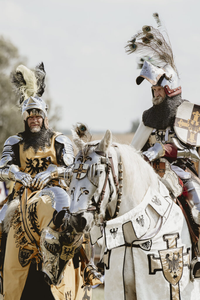 Ritter in Rüstungen kämpfen während der Nachstellung der Schlacht bei Grunwald