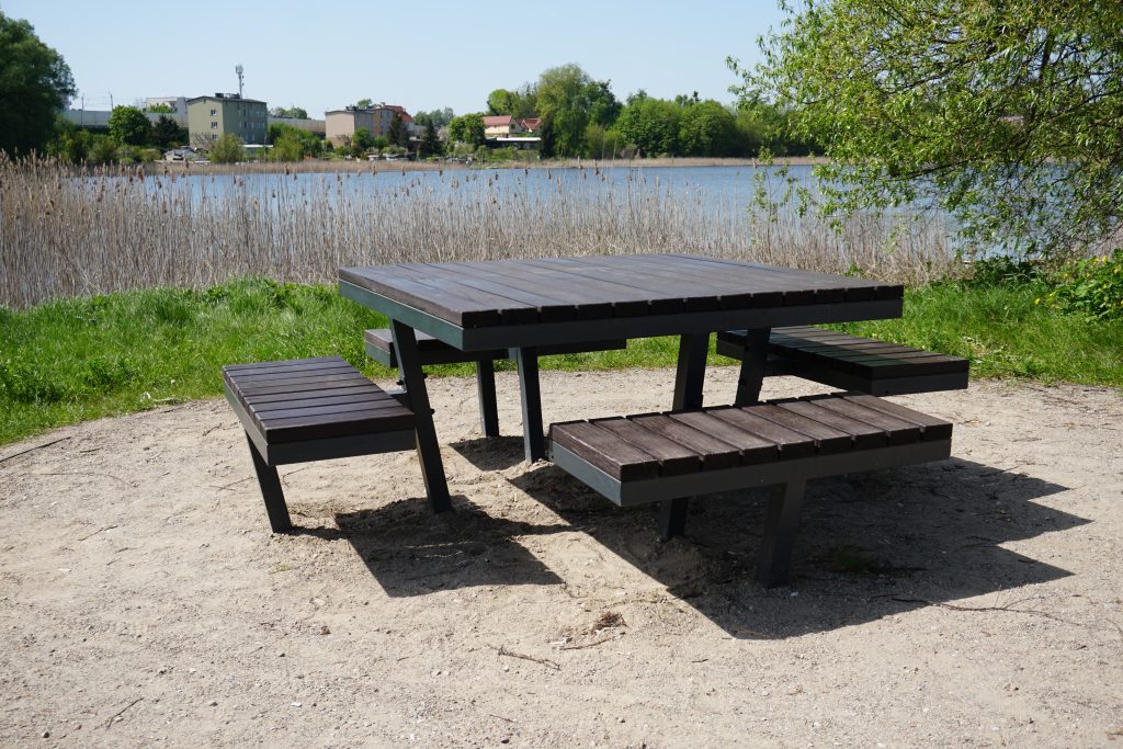Sehenswürdigkeiten Iława Rastplatz mit Bänken am Ufer des Jeziorak-Sees in Iława