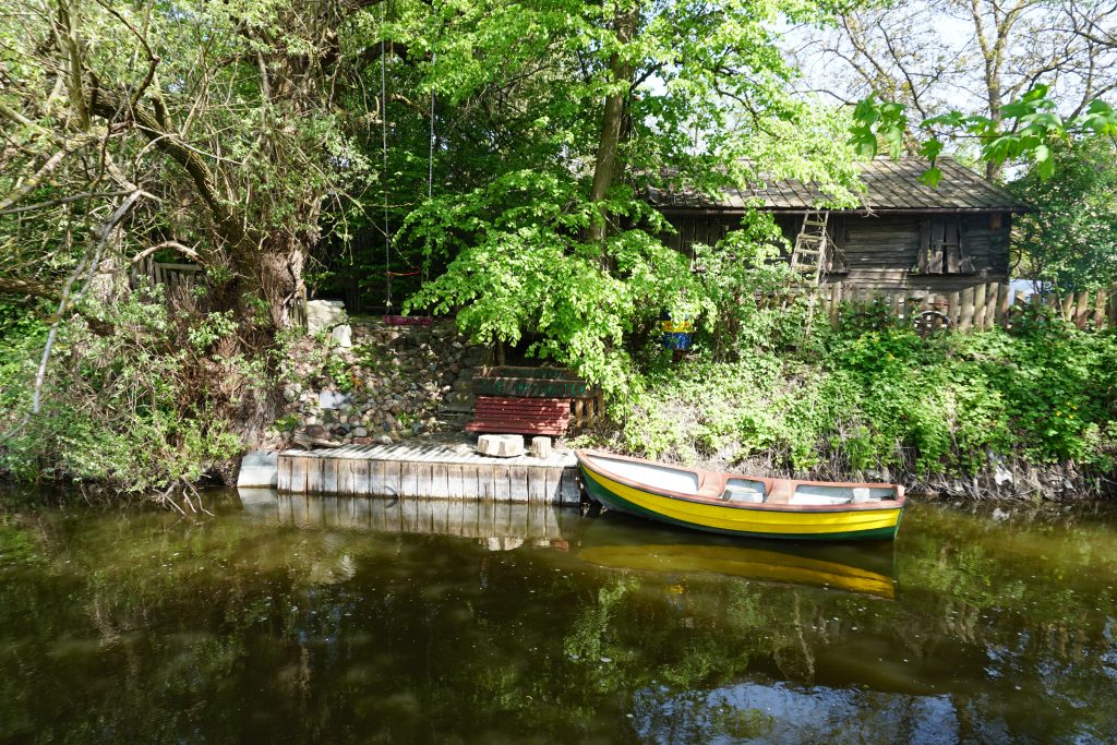 Sehenswürdigkeiten Iława Gemütliche Ecke am Fluss mit Boot – Umgebung von Iława