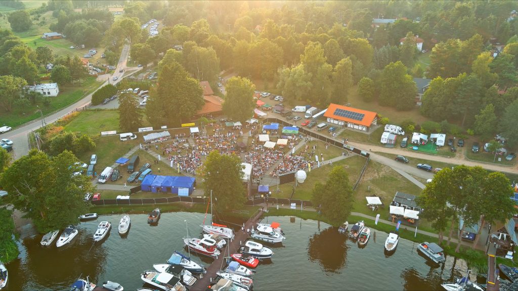 siemiany-festival-am-jeziorak-amphitheater-aus-der-vogelperspektive