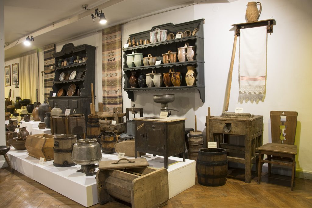 Ethnografische Ausstellung im Masurischen Museum in Szczytno mit historischen Gefäßen, Haushaltsgeräten und Alltagsgegenständen