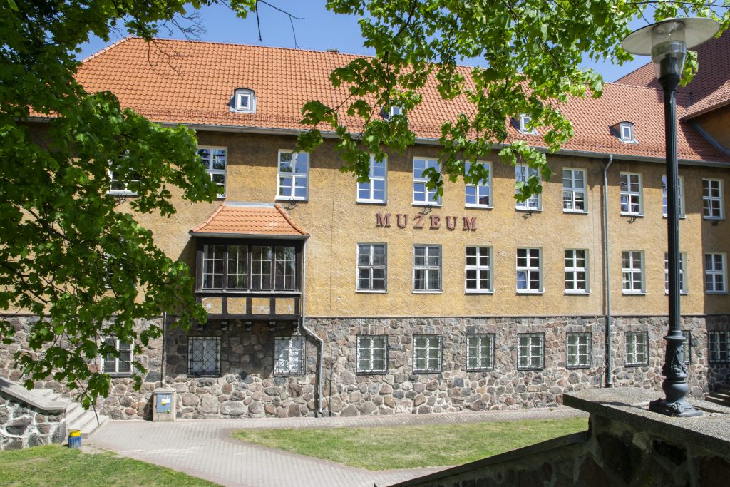 Ausstellungsraum im Museum des Oberlandes in Morąg mit Porträts und historischen Möbeln