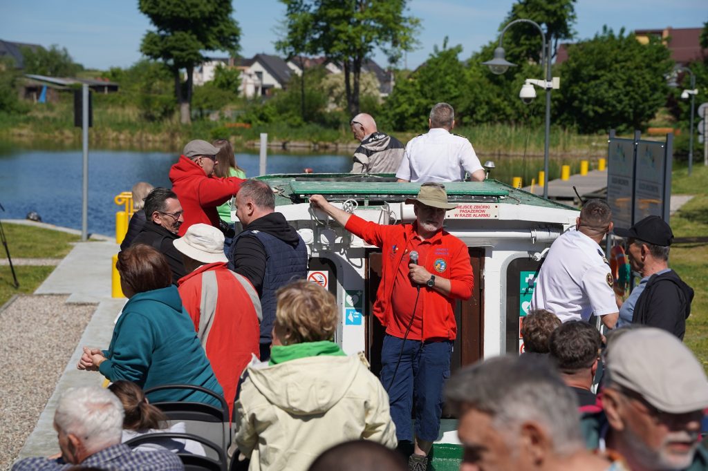 Einweisung der Passagiere vor der Kultfahrt auf dem Oberlandkanal