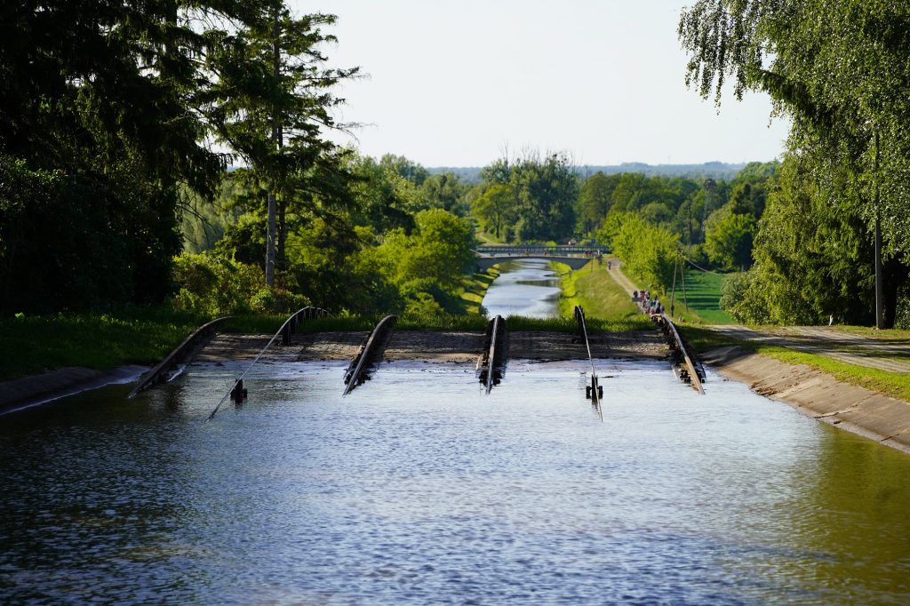 Blick vom Rollberg auf den Oberlandkanal, die Schienen und die grünen Ufer