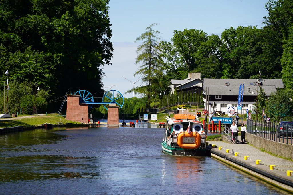 Schiff am Rollberg Buczyniec auf dem Oberlandkanal in grüner Umgebung
