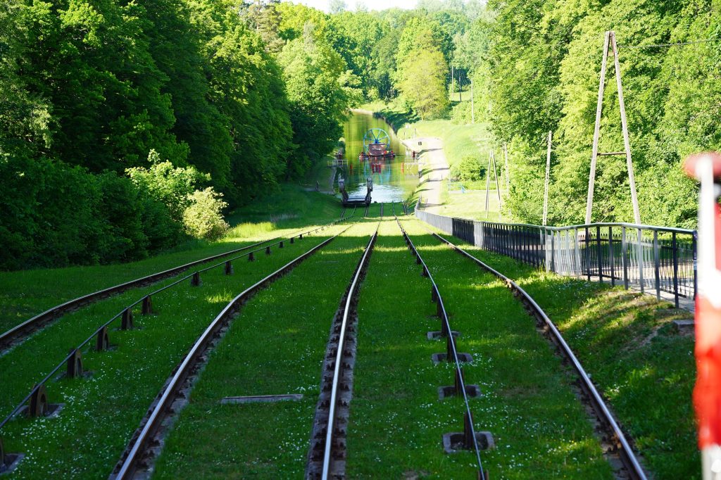 Schienen des Rollbergs auf dem Oberlandkanal, auf denen Schiffe über Gras bewegt werden