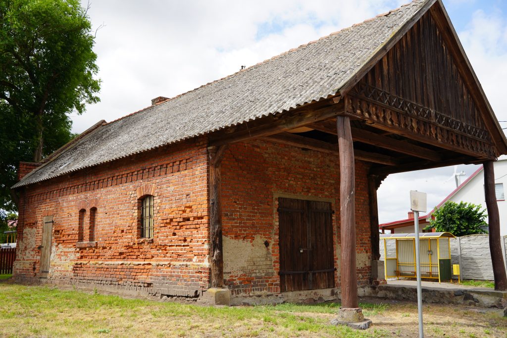 Reich verzierte historische Schmiede aus dem 19. Jahrhundert im Dorf Trupel