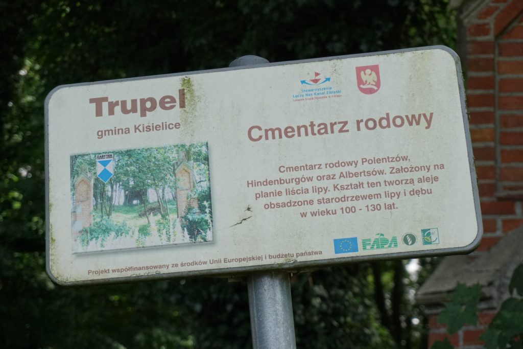 Informationstafel am Familienfriedhof in Trupel in der Nähe des Trupel-Sees