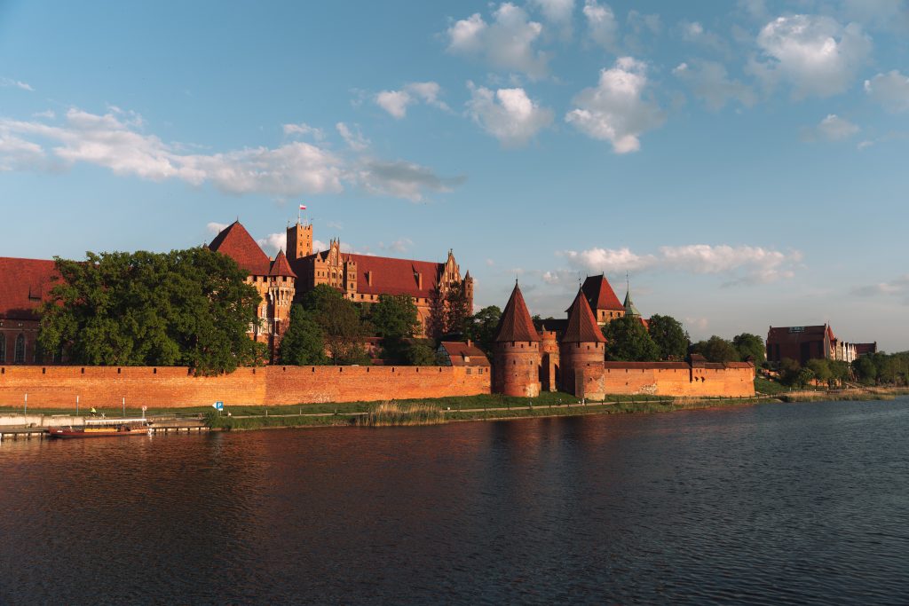 Marienburg in Malbork vom Fluss Nogat aus gesehen