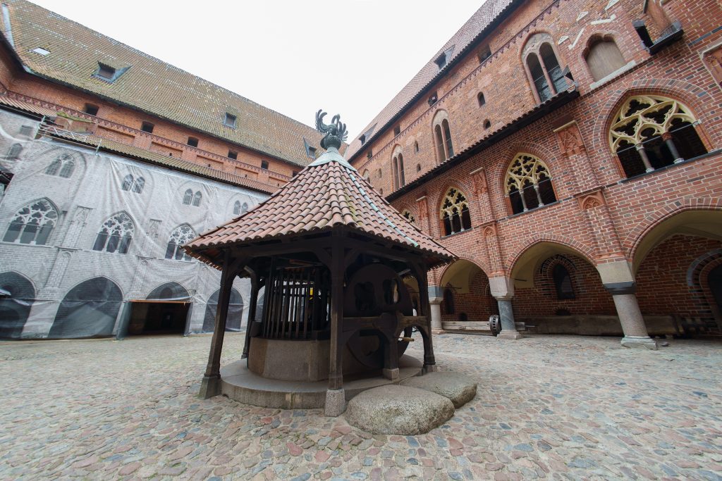 Innenhof der Marienburg in Malbork mit historischem Brunnen