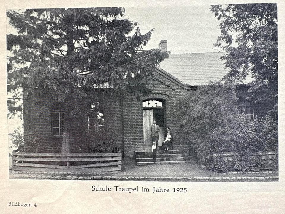 Geschichte von Trupel – Schule in Trupel im Jahr 1925 auf einer Fotografie aus Der Kreis Rosenberg